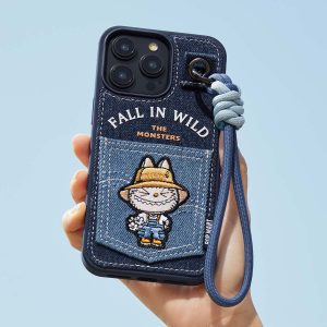 Labubu Fall In Wild iPhone Lanyard Hoesje – Voor iPhone 14 Pro Max & 15 Pro Max