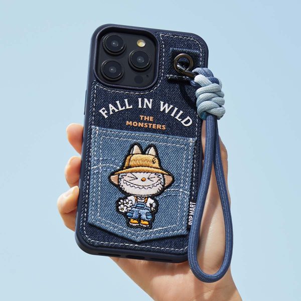 Labubu Fall In Wild iPhone Lanyard Hoesje – Voor iPhone 14 Pro Max & 15 Pro Max