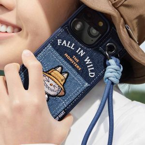 Labubu Fall In Wild iPhone Lanyard Hoesje – Voor iPhone 14 Pro Max & 15 Pro Max