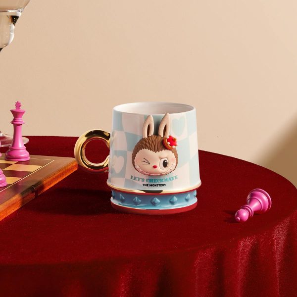 Labubu Let’s Checkmate Beker – Blauw & Roze | Artistieke Keramische Mok - Afbeelding 4