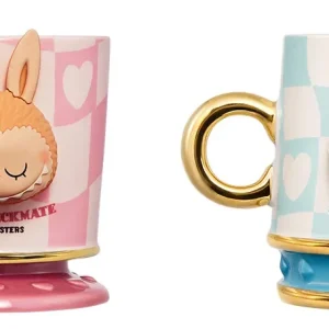 Labubu Let’s Checkmate Beker – Blauw & Roze | Artistieke Keramische Mok