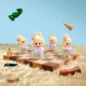 Labubu Let’s Checkmate Sleutelhanger – Vinyl & Pluche | 10 cm Mini Collectible