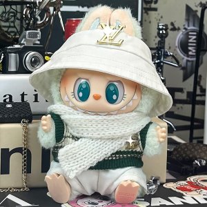 Labubu Winter White – Urban Stijl met Elegantie
