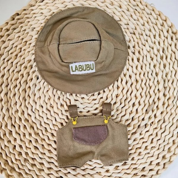 Labubu Landelijke Vichy Outfit – Groene Tuinbroek & Bucket Hat “LABUBU” - Afbeelding 2