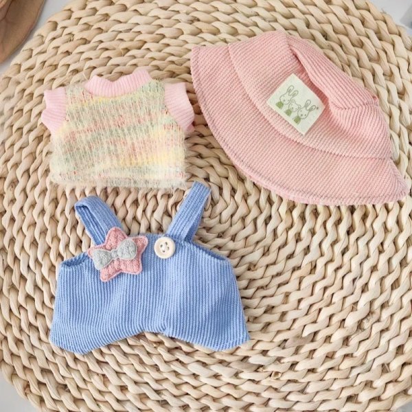 Labubu Pastel Relax Outfit – Blauw Corduroy Pinafore met Strik en Roze Bucket Hat - Afbeelding 2