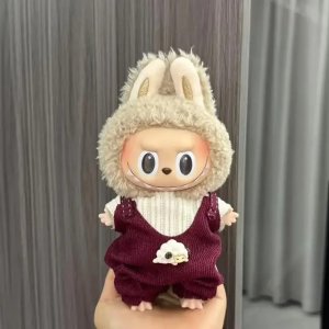 Labubu Zachte Schaap Outfit – Bordeaux Cocoon Editie met Geborduurde Pinafore