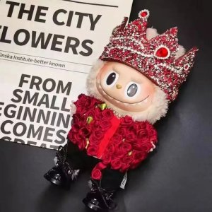 Labubu Koninklijke Kroon Outfit – Ruby Roses Editie met Luxe Bloemenjas en Glanzende Tiara