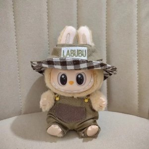 Labubu Landelijke Vichy Outfit – Groene Tuinbroek & Bucket Hat “LABUBU”