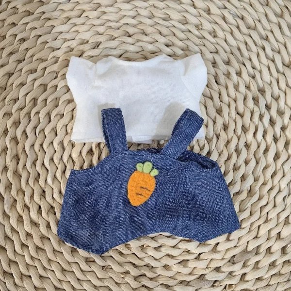 Labubu Denim Wortel Outfit – Donkerblauwe Tuinbroek & Pastelblauwe Bucket Hat - Afbeelding 2