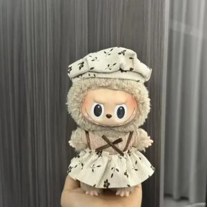 Labubu Vintage Bloemen Plattelands Outfit – Kawaii Editie met Crème Jurk en Zachte Capuchon