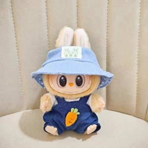 Labubu Denim Wortel Outfit – Donkerblauwe Tuinbroek & Pastelblauwe Bucket Hat