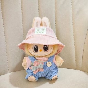 Labubu Pastel Relax Outfit – Blauw Corduroy Pinafore met Strik en Roze Bucket Hat