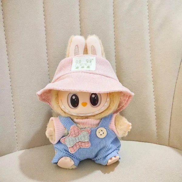Labubu Pastel Relax Outfit – Blauw Corduroy Pinafore met Strik en Roze Bucket Hat