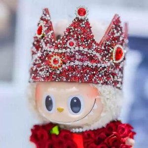Labubu Koninklijke Kroon Outfit – Ruby Roses Editie met Luxe Bloemenjas en Glanzende Tiara